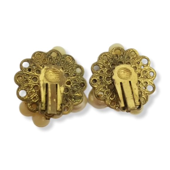 VINTAGE FAUX PEARL & GOLDTONE FILIGREE CLUSTER DESIGN CLIP ON EARRINGS - Picture 6 of 7